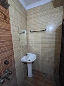 Bathroom Image of 300 Sq.ft 1 RK Apartment / Flat for rent in Sarita Vihar New Delhi for Rs. 20000