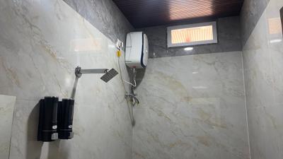 Bathroom Image of 1500 Sq.ft 1 BHK Builder Floor for rent in Scheme 78 Indore for Rs. 22000