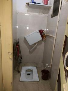 Common Bathroom One Image of 440 Sq.ft 1 BHK Apartment / Flat for sale in Borivali West Mumbai for Rs. 13500000