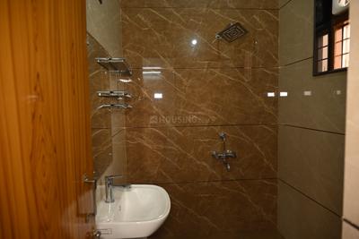 Bathroom Image of 1600 Sq.ft 2 BHK Apartment / Flat for rent in GMS Road Dehradun for Rs. 20000