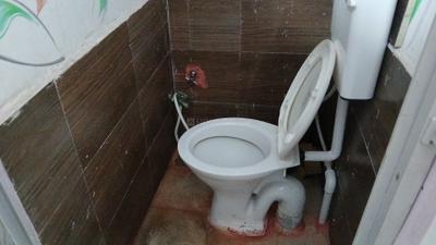 Bathroom Image of 680 Sq.ft 1 BHK Apartment / Flat for rent in Tadwadi Surat for Rs. 15500