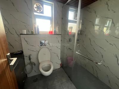 Bathroom Image of 2600 Sq.ft 4 BHK Apartment / Flat for rent in Experion Capital, Gomti Nagar Lucknow for Rs. 110000