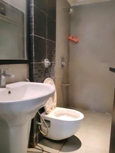 Common Bathroom Image of 910 Sq.ft 2 BHK Apartment / Flat for rent in Kasarvadavali Thane for Rs. 28000