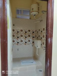Bathroom Image of 2500 Sq.ft 3 BHK Apartment / Flat for rent in Nawab Saheb Kunta Hyderabad for Rs. 18000
