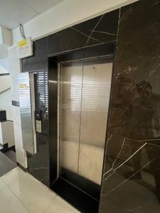 Bathroom Image of 560 Sq.ft 1 BHK Apartment / Flat for rent in Jewellers Apartment, Cumballa Hill Mumbai for Rs. 95000