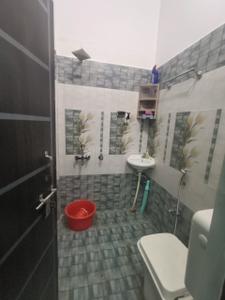 Bathroom Image of 1250 Sq.ft 2 BHK Builder Floor for rent in Gomti Nagar Lucknow for Rs. 20000