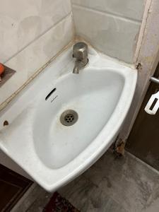 Bathroom Image of 685 Sq.ft 1 BHK Apartment / Flat for rent in Eldeco Garden Estate, Rai Purwa Kanpur for Rs. 18000