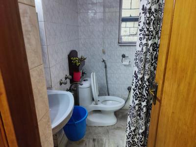 Bathroom Image of 1500 Sq.ft 3 BHK Apartment / Flat for rent in DDA Flats, Sukhdev Vihar New Delhi for Rs. 60000