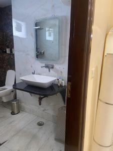 Bathroom Image of 1200 Sq.ft 3 BHK Independent House for sale in Malka Ganj New Delhi for Rs. 25000000