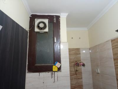 Bathroom Image of 400 Sq.ft 1 BHK Builder Floor for rent in Vaishali Ghaziabad for Rs. 10500