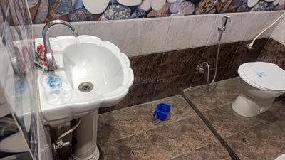 Bathroom Image of 1800 Sq.ft 2 BHK Builder Floor for rent in Indira Nagar Lucknow for Rs. 14500
