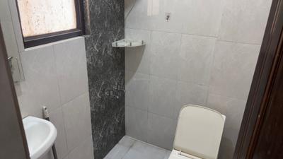 Bathroom Image of 270 Sq.ft 1 RK Apartment / Flat for rent in DLF Phase 3 Gurgaon for Rs. 13500