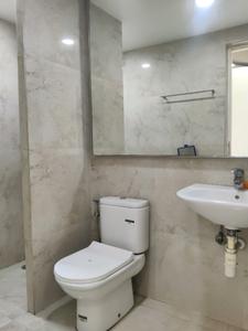 Common Bathroom Image of 999 Sq.ft 2 BHK Apartment / Flat for rent in Hiranandani Astra, Thane West Thane for Rs. 50000