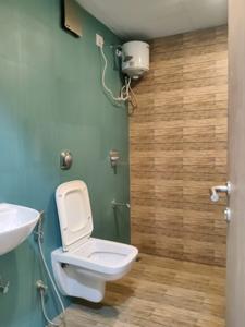 Common Bathroom Image of 651 Sq.ft 2 BHK Apartment / Flat for sale in Kalpataru Immensa, Thane West Thane for Rs. 11800000