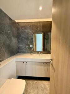 Bathroom Image of 2800 Sq.ft 4 BHK Apartment / Flat for sale in Rustomjee Crown, Prabhadevi Mumbai for Rs. 190000000