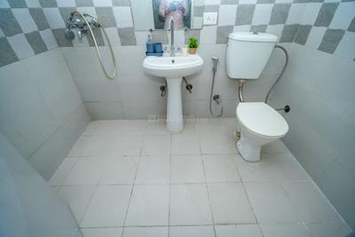 Bathroom Image of 1179 Sq.ft 2.5 BHK Apartment / Flat for sale in Amrapali Silicon City, Sector 76 Noida for Rs. 12100000