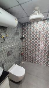 Bathroom Image of 1295 Sq.ft 2 BHK Apartment / Flat for rent in Paramount Symphony, Crossings Republik Ghaziabad for Rs. 17500