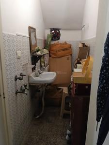 Bathroom Image of 1500 Sq.ft 3 BHK Apartment / Flat for sale in Gangotri Enclave , Alaknanda New Delhi for Rs. 33000000