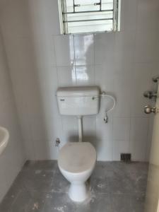 Bathroom Image of 901 Sq.ft 3 BHK Apartment / Flat for rent in Shapoorji Pallonji Shukhobrishti, New Town Kolkata for Rs. 20000