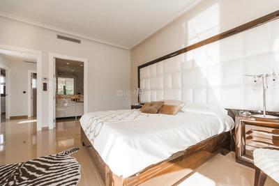 Bedroom Image of 1000 Sq.ft 2 BHK Apartment / Flat for sale in DLH Swanlake, Andheri West Mumbai for Rs. 32000000