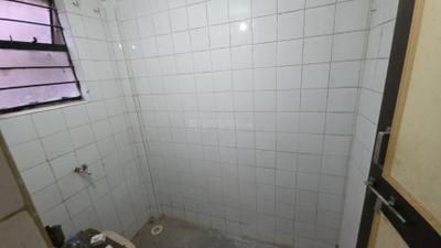 Bathroom Image of 600 Sq.ft 1 BHK Apartment / Flat for rent in Erandwane Pune for Rs. 18000