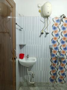 Bathroom Image of 900 Sq.ft 2 BHK Apartment / Flat for rent in Moore Avenue Apartment, Ashok Nagar Kolkata for Rs. 25000