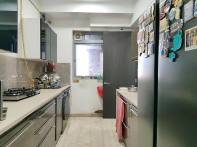 Kitchen Image of 915 Sq.ft 3 BHK Apartment / Flat for rent in Oberoi Eternia Towers A to D, Mulund West Mumbai for Rs. 80000