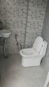 Bathroom Image of 500 Sq.ft 1 BHK Apartment / Flat for rent in Sangam Vihar New Delhi for Rs. 8500