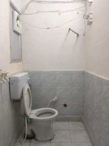 Common Bathroom Image of 1250 Sq.ft 3 BHK Apartment / Flat for sale in Paschim Vihar New Delhi for Rs. 12500000