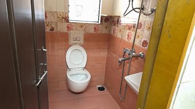 Bathroom Image of 650 Sq.ft 1 BHK Apartment / Flat for rent in Camp Pune for Rs. 28000