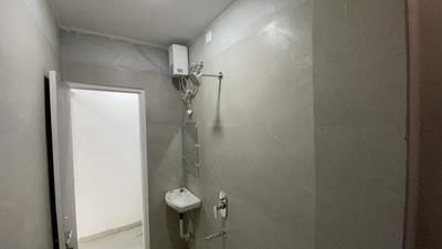 Bathroom Image of 600 Sq.ft 1 BHK Apartment / Flat for rent in Mahalakshmi Nagar Indore for Rs. 20000