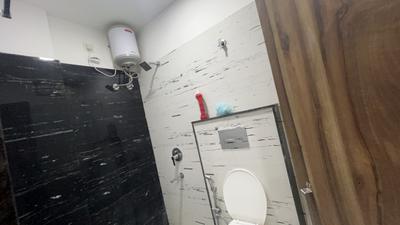 Bathroom Image of 650 Sq.ft 1 BHK Builder Floor for rent in Mahalakshmi Nagar Indore for Rs. 20000