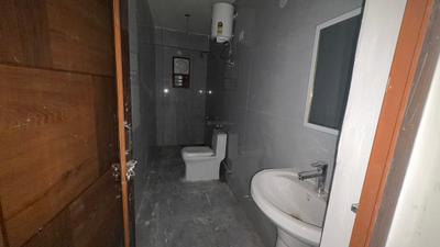 Bathroom Image of 650 Sq.ft 1 BHK Builder Floor for rent in Palam Vihar Extension Gurgaon for Rs. 17000