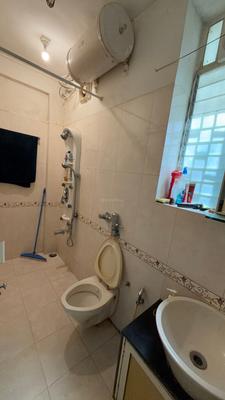 Bathroom Image of 450 Sq.ft 1 BHK Apartment / Flat for rent in Pali Hill Mumbai for Rs. 75000