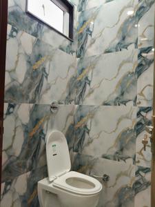 Bathroom Image of 900 Sq.ft 3 BHK Builder Floor for rent in Nawada New Delhi for Rs. 25000