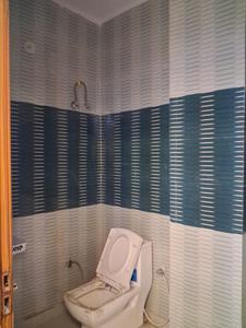 Common Bathroom Image of 600 Sq.ft 2 BHK Builder Floor for rent in Uttam Nagar New Delhi for Rs. 20000