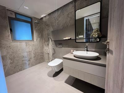 Bathroom Image of 750 Sq.ft 1 BHK Apartment / Flat for rent in Lokhandwala Lady Ratan Tower, Worli Mumbai for Rs. 70000