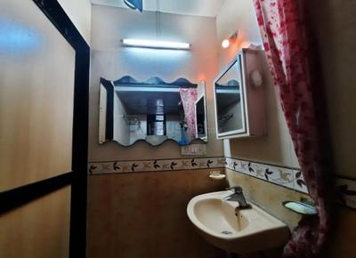 Bathroom Image of 1050 Sq.ft 3 BHK Apartment / Flat for sale in Andheri West Mumbai for Rs. 29000000
