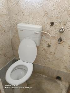 Bathroom Image of 700 Sq.ft 2 BHK Apartment / Flat for rent in Beliaghata Kolkata for Rs. 17000