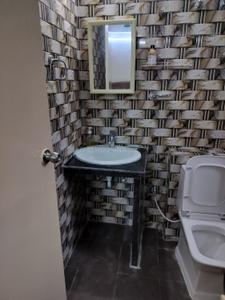 Bathroom Image of 1106 Sq.ft 2 BHK Apartment / Flat for sale in Adya Moore Exotica, Ashok Nagar Kolkata for Rs. 8500000