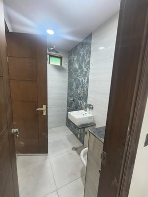 Bathroom Image of 800 Sq.ft 3 BHK Builder Floor for rent in Shastri Nagar New Delhi for Rs. 28000