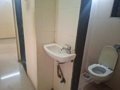 Bathroom Image of 600 Sq.ft 1 BHK Apartment / Flat for rent in Swaraj Symphony, Kharghar Navi Mumbai for Rs. 22500