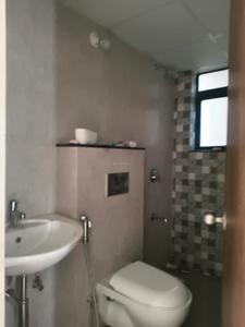 Common Bathroom One Image of 2142 Sq.ft 4 BHK Apartment / Flat for sale in Shapoorji Pallonji Vanaha, Bavdhan Pune for Rs. 17000000