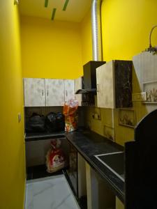 Kitchen Image of 600 Sq.ft 1.5 BHK Independent House for rent in Fazullaganj Lucknow for Rs. 8500