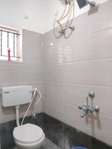 Common Bathroom Image of 700 Sq.ft 1 BHK Apartment / Flat for rent in Rayasandra Bengaluru for Rs. 13000