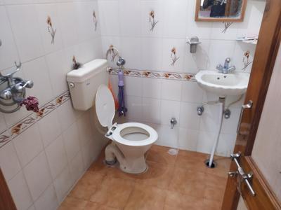 Bathroom Image of 1100 Sq.ft 3 BHK Independent House for rent in Charan Singh Nagar Sikar for Rs. 15000