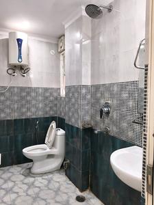 Common Bathroom Image of 580 Sq.ft 1 RK Apartment / Flat for rent in DLF Phase 3 Gurgaon for Rs. 20000