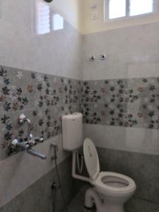 Common Bathroom Image of 1100 Sq.ft 2 BHK Apartment / Flat for rent in Uppal Hyderabad for Rs. 15000