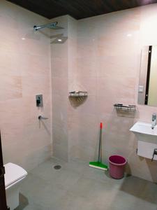 Bathroom Image of 658 Sq.ft 1 RK Apartment / Flat for rent in HUDA Plot Sector 40, Sector 40 Gurgaon for Rs. 20122