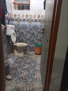Bathroom Image of 1000 Sq.ft 1 RK Independent House for rent in Bharu Wala Grant Dehradun for Rs. 6000
